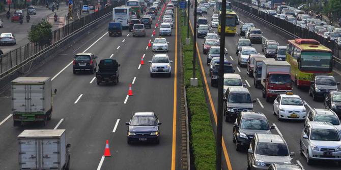 cikampek-priok-bogor-lancar-karena-contra-flow