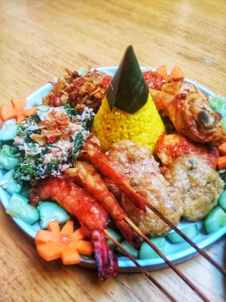 Tumpenganの時、一番偉い人のお皿のイメージ